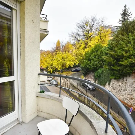 Stylish Flat W Balcony Next To The Castle & Metro Daire *