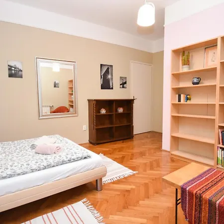 Stylish Flat W Balcony Next To The Castle & Metro Apartment *