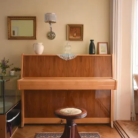 Stylish Flat W Balcony Next To The Castle & Metro