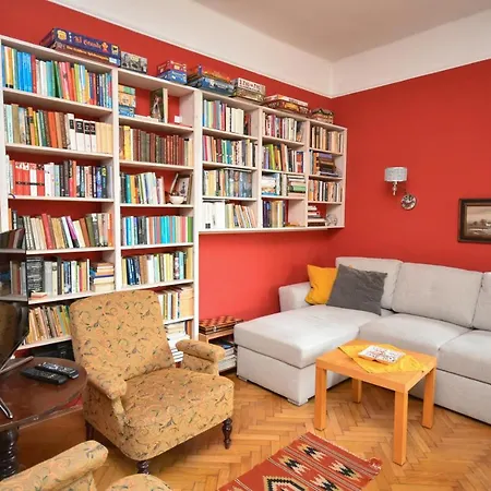 Daire Stylish Flat W Balcony Next To The Castle & Metro