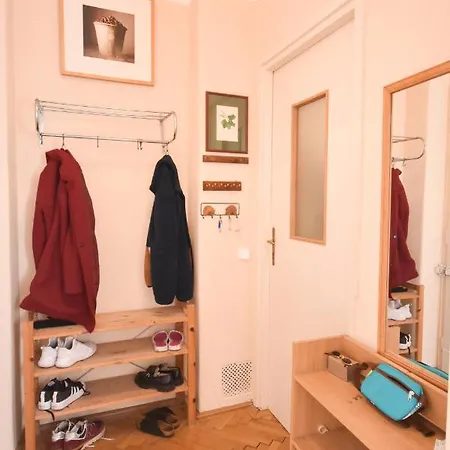 Stylish Flat W Balcony Next To The Castle & Metro Daire *