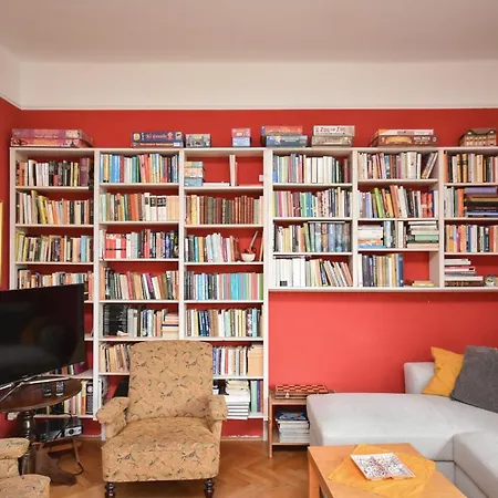 Apartment Stylish Flat W Balcony Next To The Castle & Metro *