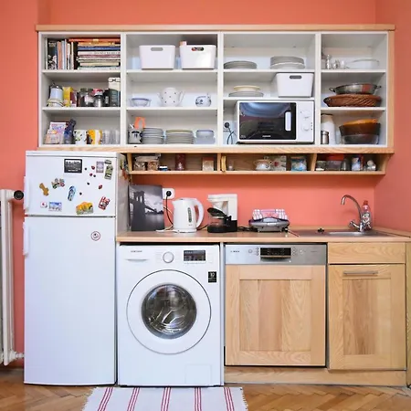 Stylish Flat W Balcony Next To The Castle & Metro Daire *