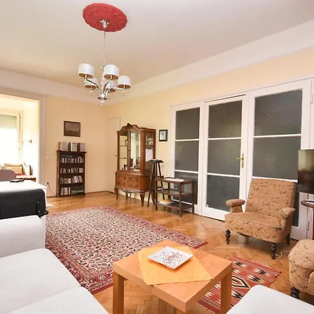 Daire Stylish Flat W Balcony Next To The Castle & Metro *