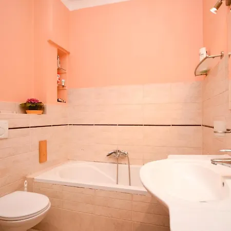 Stylish Flat W Balcony Next To The Castle & Metro Daire *