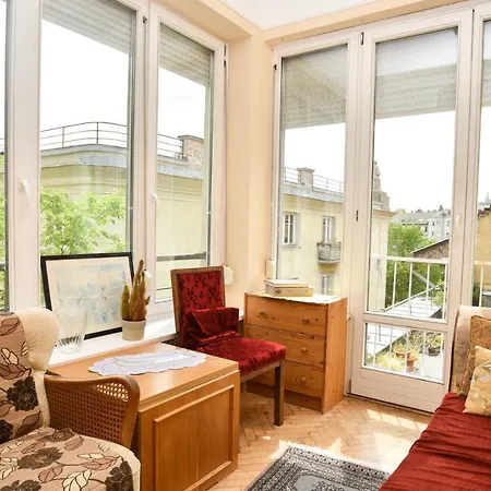 Stylish Flat W Balcony Next To The Castle & Metro Daire